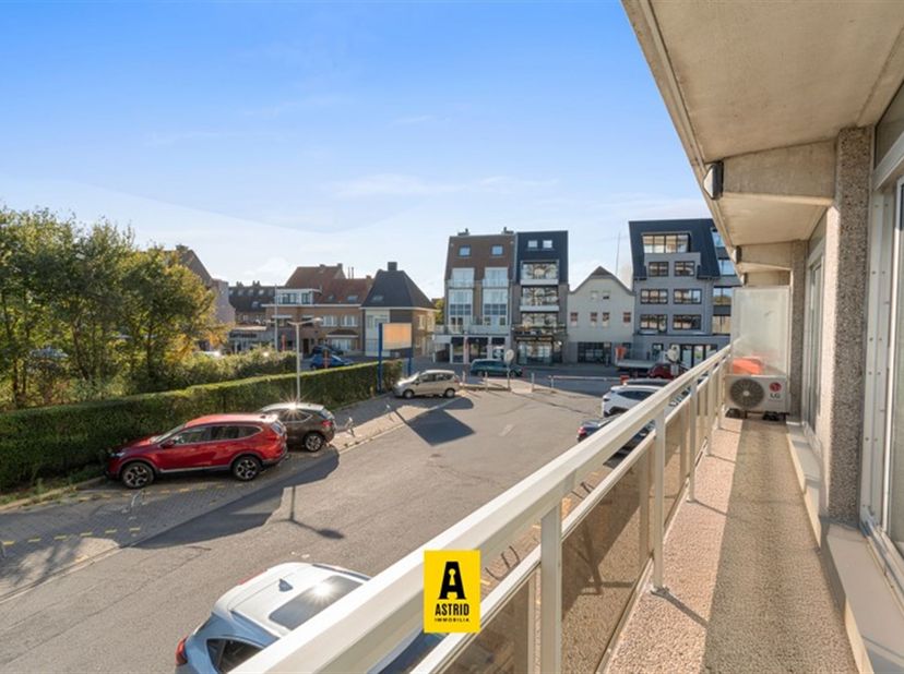 Gezellig appartement, gelegen op de eerste verdieping van de verzorgde residentie Astrid, pal in het bruisende toeristische hart van Bredene. <br />