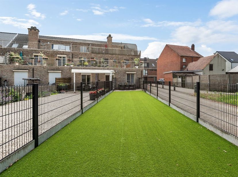 Ruim gelijkvoers 2 slpk appartement met tuin<br />
Het appartement dateert van 2002 en bevindt zich een goede staat van onderhoud.<br />
Ligging: Gele