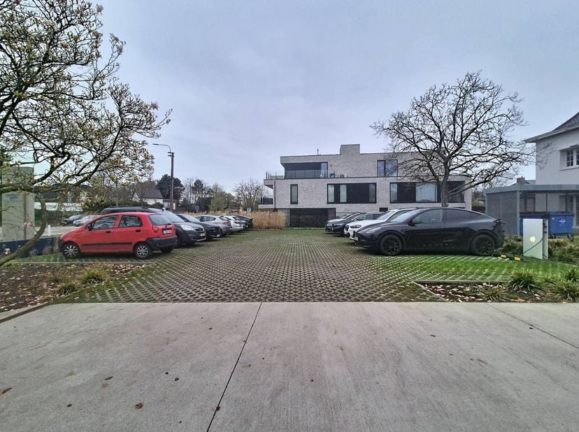 Ces espaces de bureaux sont situés dans un immeuble de bureaux lumineux et entièrement rénové le long de la N9 à Melle. Grâce à son emplacement idéal