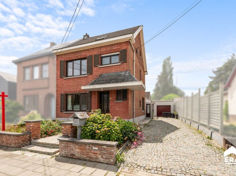 Te koop: halfopen huis in de Wittevrouwestraat, rustig gelegen in groene omgeving nabij het centrum van Herent en Tildonk. Deze woning uit 1952 biedt