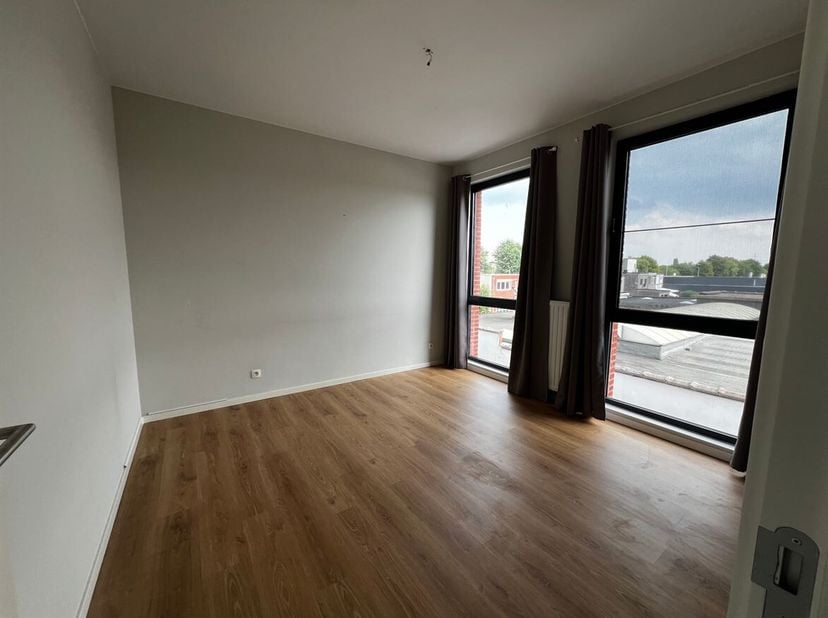 Indeling: Inkomhal, leef- en eetruimte, open keuken, 2 slaapkamers, badkamer, bergruimte en groot dakterras.<br />
Beschrijving: Dit lichtrijk apparte
