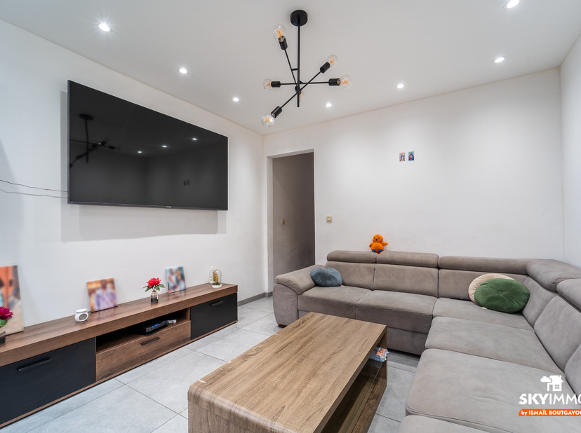 L'agence SKYIMMO est ravie de vous présenter cette magnifique maison, offrant une surface habitable de 100m² située à LIEGE  se compose comme suit :<b