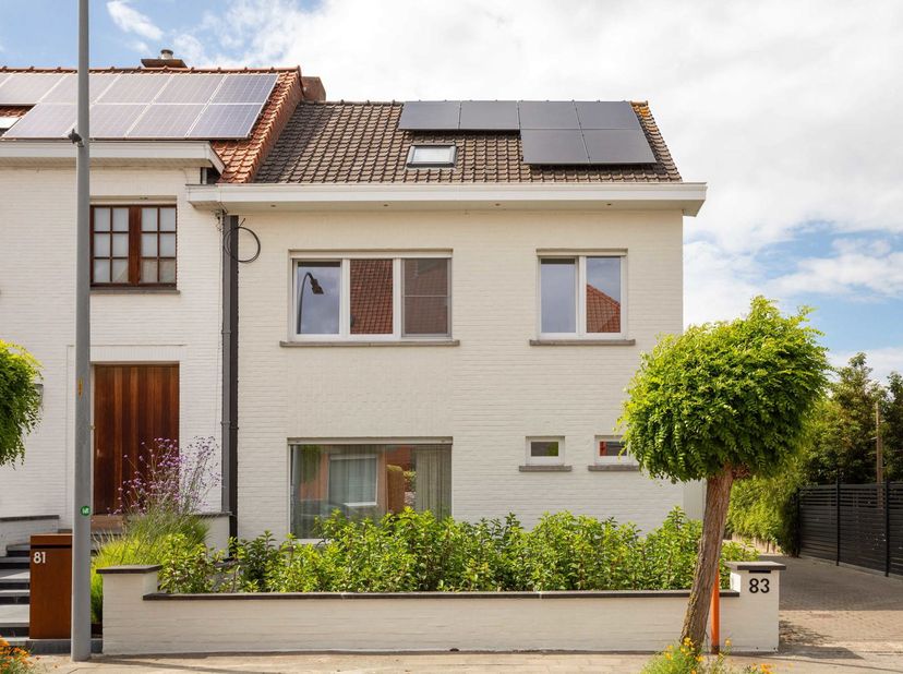 Deze volledig gerenoveerde woning biedt een zee aan licht en ruimte.<br />
Bij het betreden van de inkomhal, met gastentoilet, sanitaire ruimte en ves