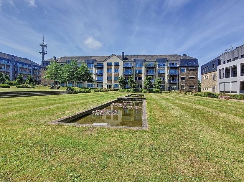 W Immobilière vous propose, à Arlon, un splendide appartement deux chambres d’une superficie de 78m². <br />
<br />
Le bien se compose comme suit : sp