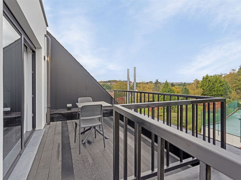 Deze residentie is gelegen aan de Leuvense stadsrand, namelijk aan de Geldenaaksebaan! Deze locatie biedt zowel voor studerende jongeren als starters
