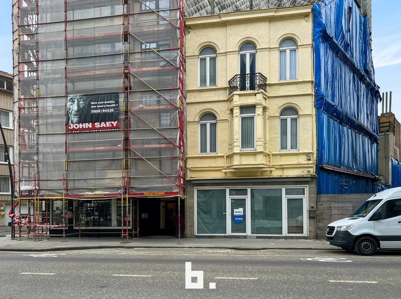 In Oostende, de bruisende badplaats aan de Belgische kust, bevindt zich deze handelswoning gelegen in de Torhoutsesteenweg een straat gekend voor z'n
