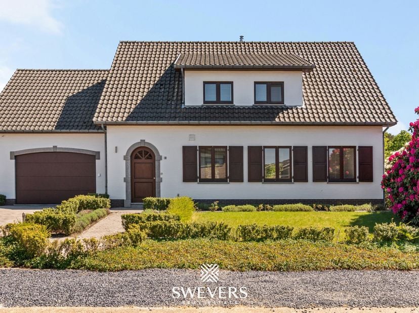 Voor meer info en fotos, surf naar www.swevers.be  Deze ruime open bebouwing in Tessenderlo-Ham biedt 249 m² bewoonbare oppervlakte op een perceel van