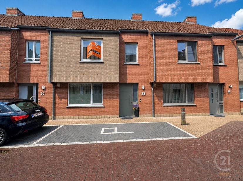 Deze verzorgde en centraal gelegen woning in Gistel, op korte afstand van scholen en winkels, biedt verrassend veel ruimte en comfort.<br />
Via de in