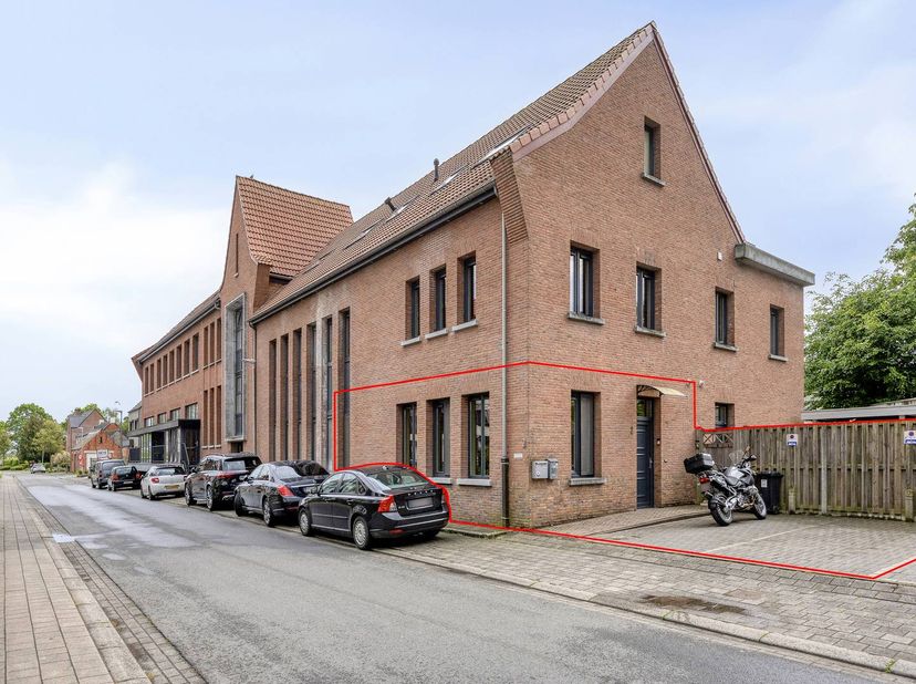 Het gebouw de oude zuivel fabriek werd volledig gerenoveerd in 2014<br />
<br />
De lichtrijke woonkamer geeft zicht en toegang op de tuin. Er is een