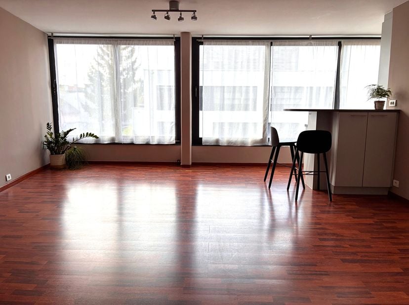 Ruim en licht appartement met 1 slaapkamer in Leuven centrum<br />
<br />
Ruim appartement (64m2) met zeer grote leefruimte (39m2) met open keuken en