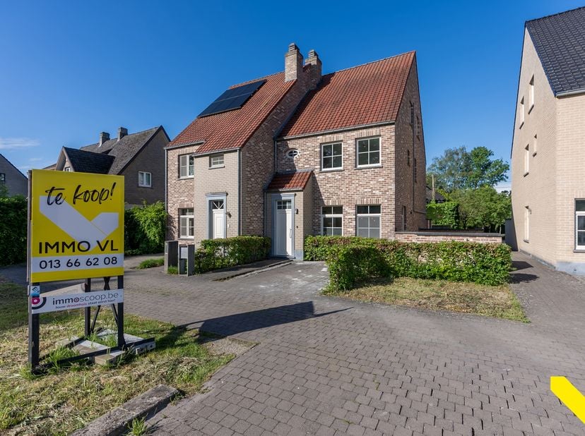 Ruime half open instapklare woning met zalig terras.<br />
We betreden deze ruime instapklare woning via de inkomhal met gastentoilet om vervolgens do