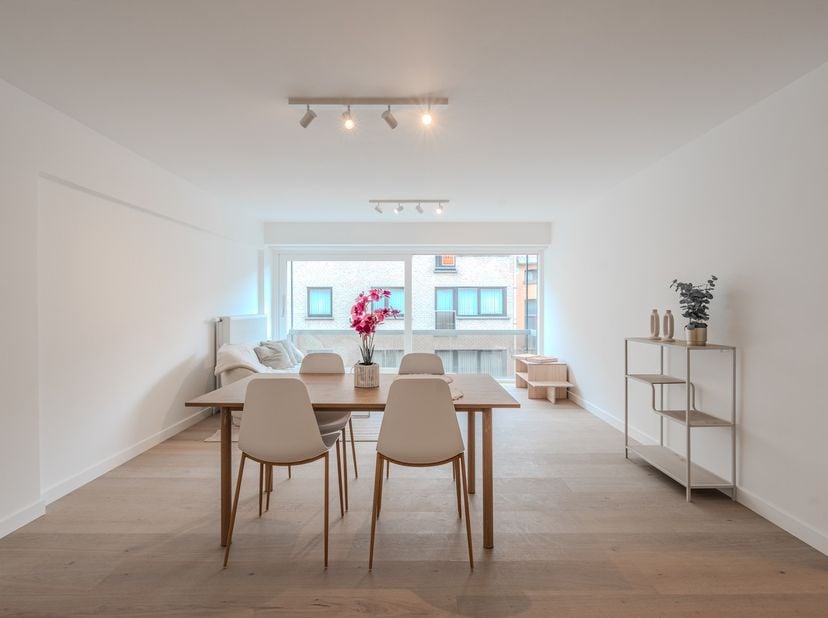Ontdek dit gerenoveerde appartement met twee slaapkamers, gelegen op de tweede verdieping van residentie Neptunus in het hart van Oostende. Dankzij de