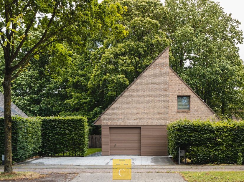 Gelegen in de gegeerde woonwijk De Doornhut in Sint-Kruis, bevindt zich deze charmante en instapklare villa op een prachtig perceel van 874 m² met een