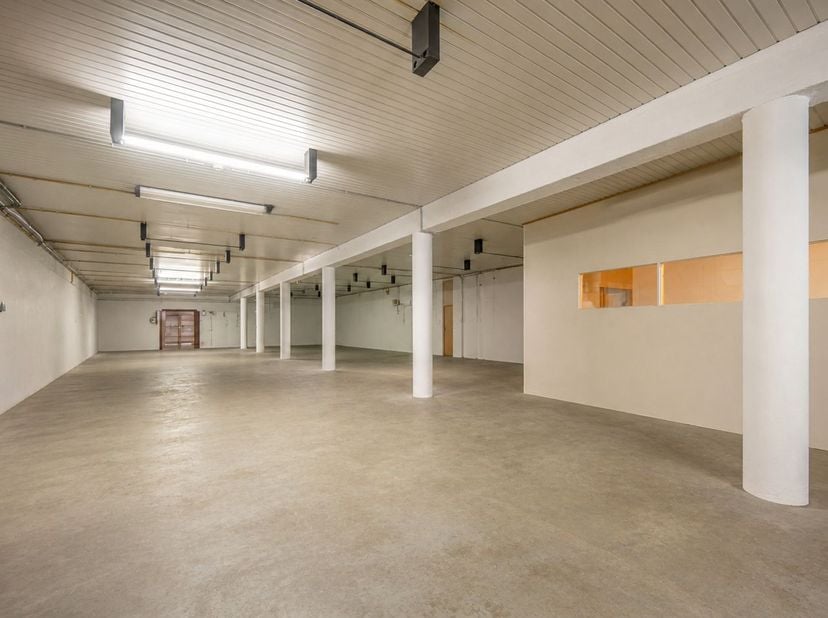 Combineer wonen en werken in deze ruime bel-etagewoning met een bewoonbare oppervlakte van 263 m². Het zuidgerichte terras van 47 m² zorgt ervoor dat