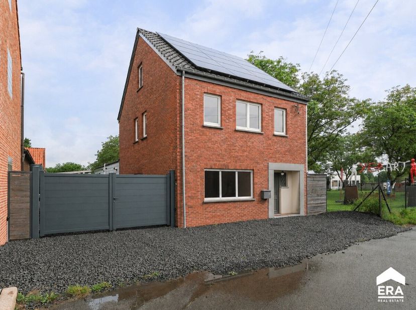 Energetisch gerenoveerde gezinswoning tussen Herk-de-Stad en Hasselt, met een diepe groene tuin. De woning combineert een groene ligging met een vlott