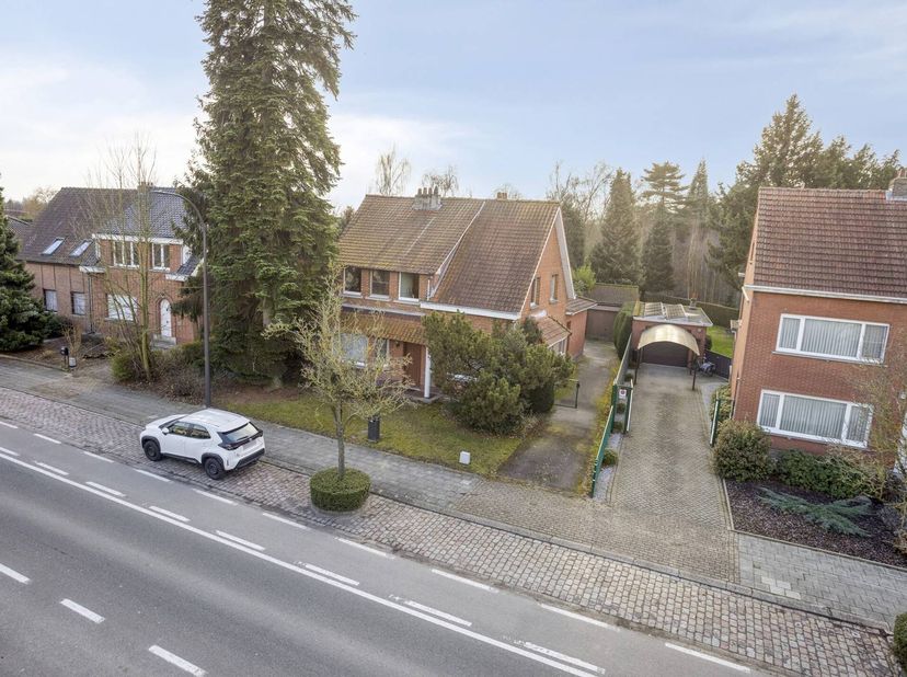 Dit huis dat we te koop aanbieden in Wommelgem, is uitgerust met maar liefst 5 slaapkamers en 2 badkamers.<br />
<br />
Deze parel behoorde vroeger to