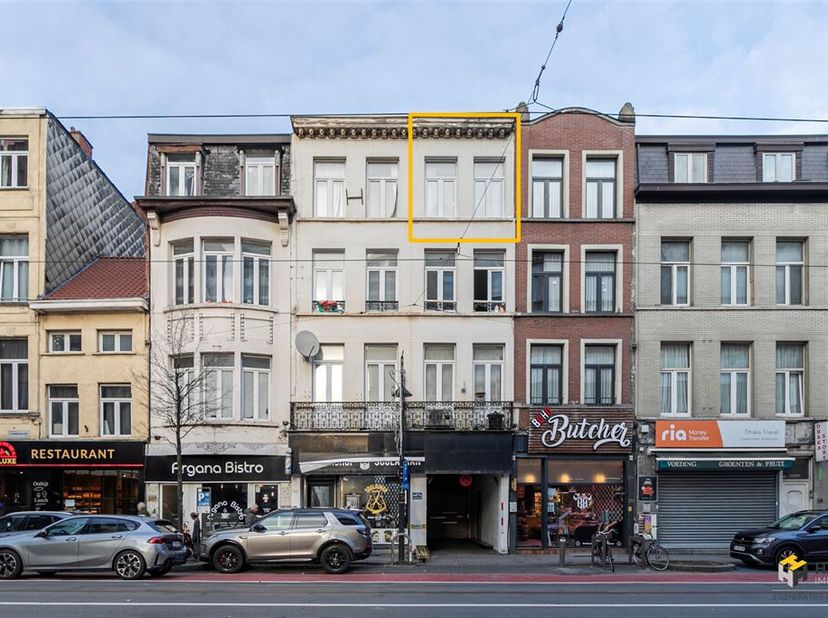 Het pand is uiterst centraal gelegen op de Turnhoutsebaan en behaalt een uitstekende mobiliteitsscore. Zowel de Franklin Rooseveltplaats als het Centr