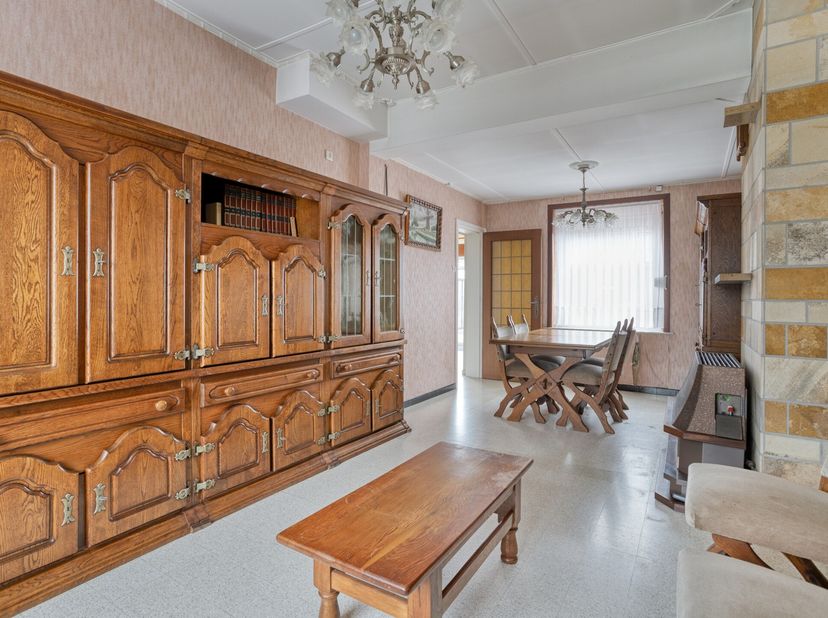 In de Hobelaan, een zéér rustige wijk vlakbij het centrum van Veurne, bevindt zich deze ruime renovatiewoning met tal van mogelijkheden. De woning bes