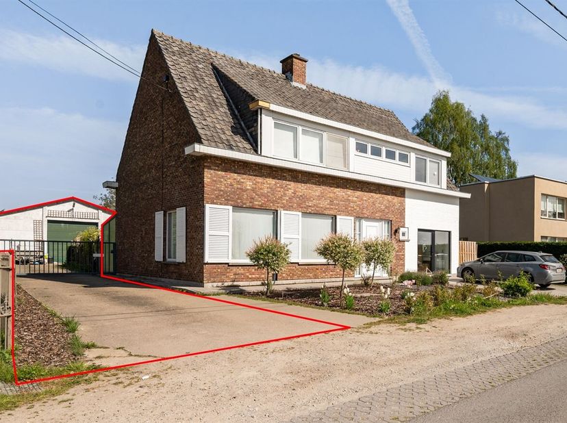 Ruime opslagruimte met elektriciteitsvoorziening en tuin! <br />
Ligging: Gelegen in de Zoetwaterstraat, op een goed bereikbare locatie nabij het cent