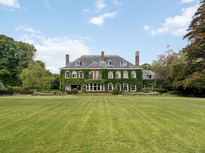 Te midden van een prachtig parklandschap, verscholen in rust en privacy, bevindt zich het uitzonderlijke domein Haezenveld te Kapellen. Oorspronkelijk