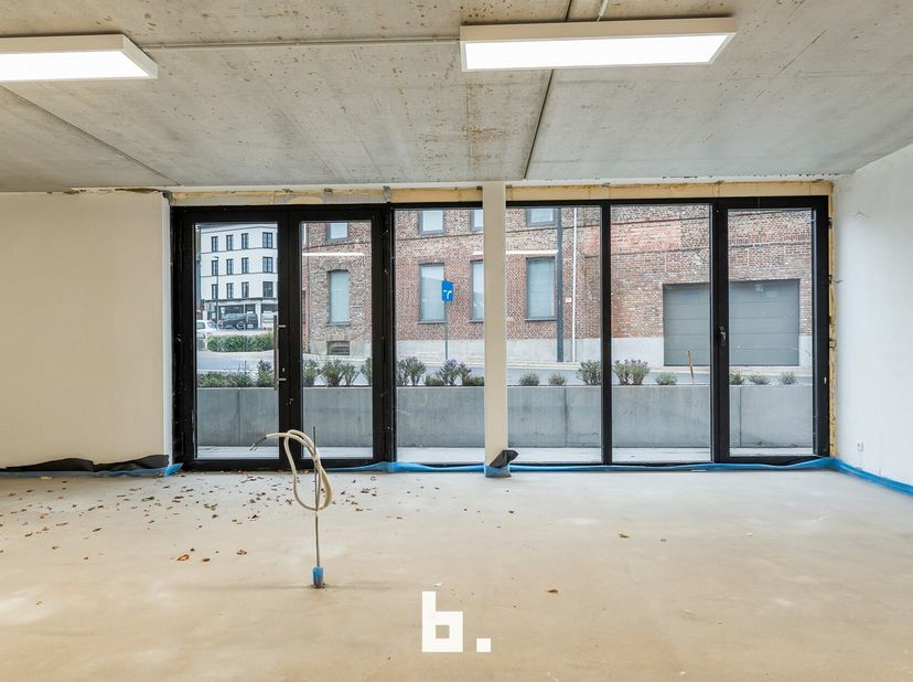 In het prestigieuze nieuwbouwproject Residentie Sint-Amandus bieden we een kwaliteitsvol en lichtrijk handelspand te koop aan, gelegen op de hoek van