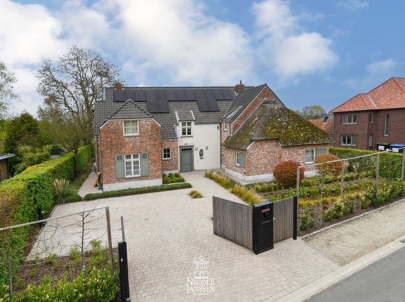Deze uitzonderlijke woning combineert comfort, ruimte en veelzijdigheid op een unieke manier. Gelegen in een rustige, mooie straat in het groene Dorne