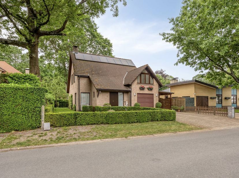 De ruime woonkamer met open keuken (50m²) is uitgerust met een gezellige gashaard. De keuken (vernieuwd in 2015) is voorzien van een spoelbak, inducti