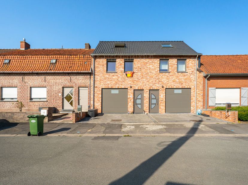 Woning met 3 slaapkamers en tuin te huur in Vlamertinge!<br />
Op de gelijkvloerse verdieping vinden we de inkomdeur met garage, toilet en aansluitend