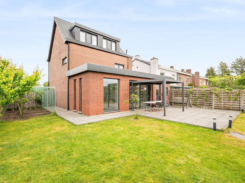 De eigendom is volledig instapklaar, gelegen in Minderhout, op een zuidgeoriënteerd perceel van ca. 488 m². Het pand is recent gerenoveerd waardoor he