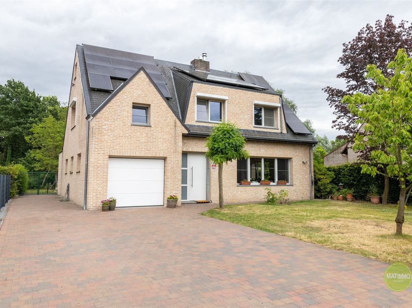 Spacieuse maison rénovée de 4 chambres sur un terrain de 4 530 m² à Geel<br />
<br />
Cette spacieuse maison individuelle située au 7 Korte Elzenstr