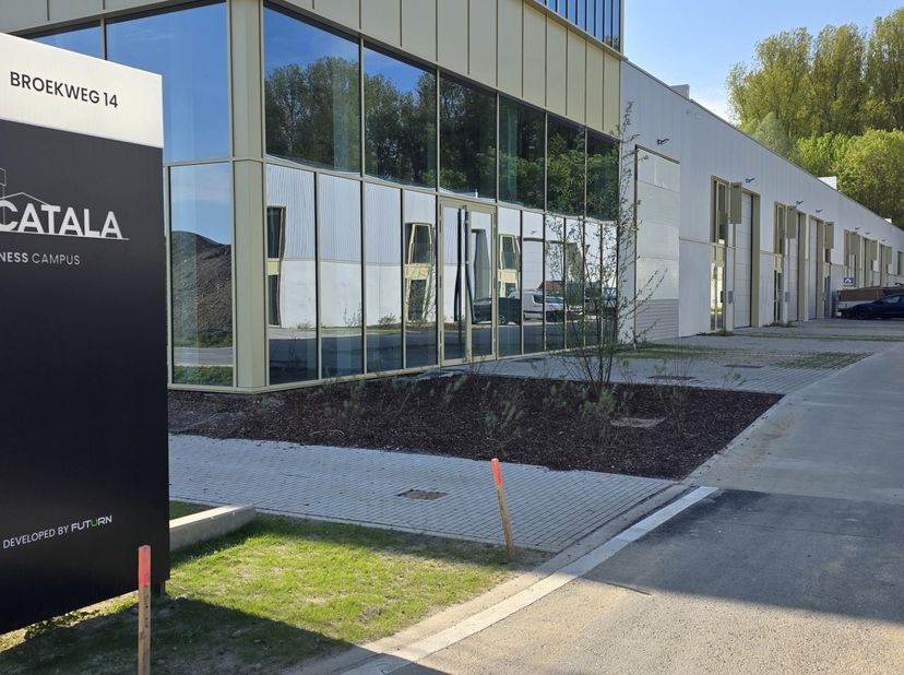 À proximité immédiate du Ring de Bruxelles et implantée au sein du parc d’entreprises Catala à Drogenbos, cette unité PME neuve développe une superfic