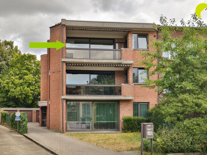 Dit ruime appartement (128 m²) op de 2e verdieping van een kleinschalig gebouw mét lift wordt te koop aangeboden.<br />
Achter het gebouw beschikt di