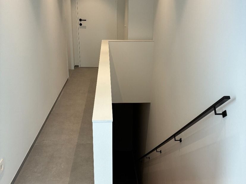 À louer: appartement en duplex entièrement rénové à Vichte, comprenant 3 chambres, situé dans un emplacement central.Cet appartement a été entièrement