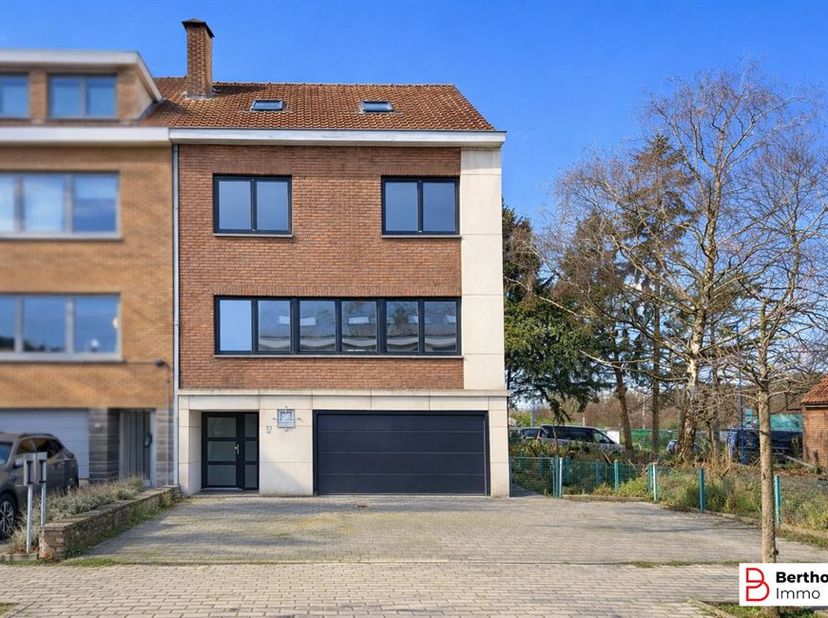 Maison 3 façades prête à emménager avec  jardin sur 2 ares 58 ca.<br />
  Hall dentrée avec toilette invités et espace bureau/chambre, ainsi quun gran