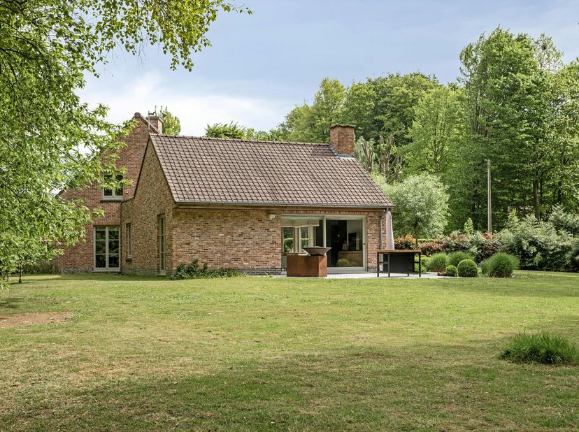 Vous rêvez d'une maison calme dans un environnement magnifique ? Cette villa du Bois de Strihoux, construite en 1996, a tout pour plaire. Située dans