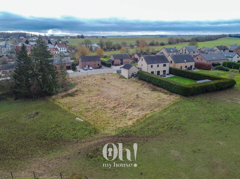 Oh my House vous propose une opportunité rare à Bossière, sur la commune de Mettet. Ce terrain de plus de 14 ares offre un cadre idéal pour concrétise