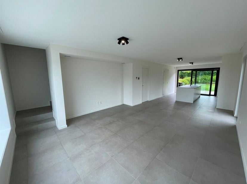 Deze knap uitgetekende quasi nieuwbouwwoning is perfect gelegen op wandelafstand van het centrum en station van Landen, maar toch erg rustig. Op het g