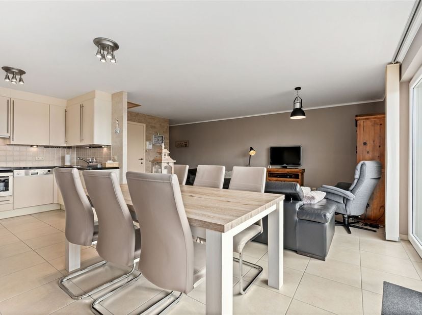 Instapklaar duplex appartement met terras<br />
<br />
Op zoek naar een instapklaar en lichtrijk appartement op een uitstekende ligging in Bredene? Di