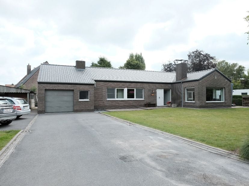 In de Roeselarestraat 89 te Hooglede bevindt zich deze ruime, alleenstaande gelijkvloerse woning op een royaal perceel van maar liefst 1.748 m². Deze
