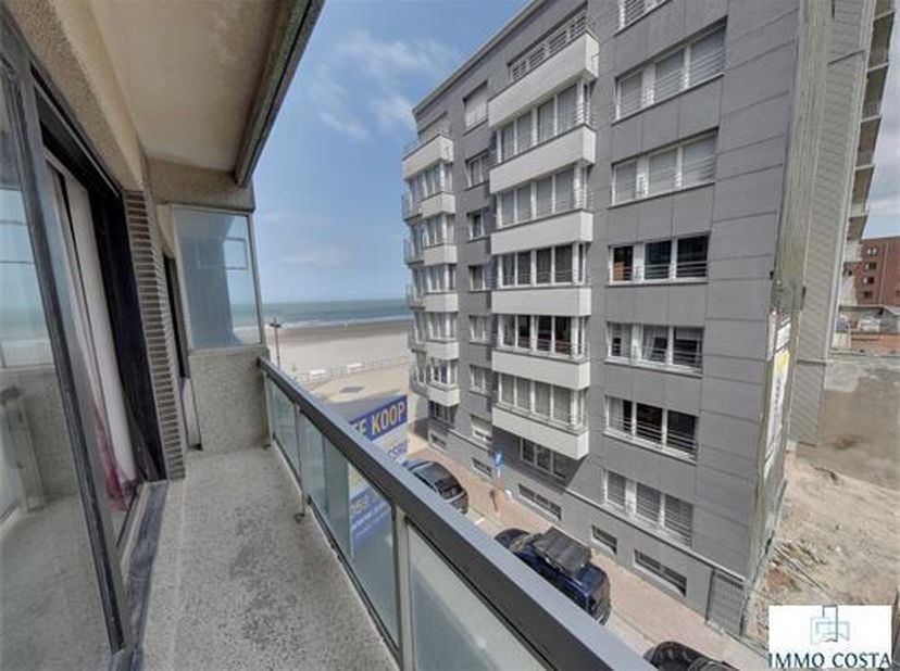 À vendre : appartement soigné avec vue latérale sur la mer dans la résidence Falcon, situé au 3e étage. Lagencement comprend un hall dentrée, un séjou