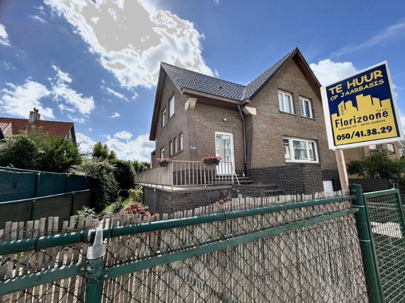 Instapklare zonnig en luchtig villa-appartement (170m²) met vier slaapkamers, ruime garage en tuintje met zonneterras.<br />
Indeling: inkom met trap,