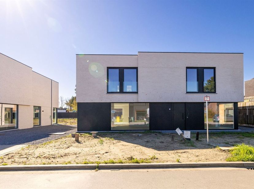 Energiezuinige halfopen nieuwbouwwoning met 3 slaapkamers te Heieinde, Laakdal<br />
Te bezoeken tijdens het opendeurmoment op zaterdag 11/07/2026 van