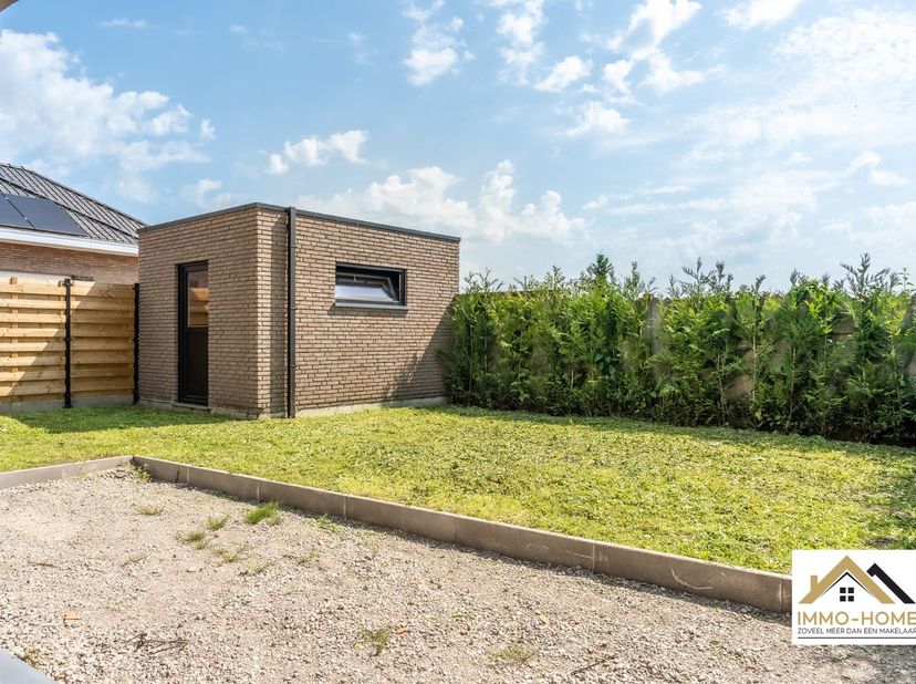 Deze casco woning is gelegen pal in het landelijke Desteldonk, en is vlot bereikbaar. De inkomhal voorziet in een gastentoilet en vestiaire, en zo kom