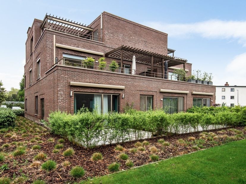 Dit instapklare gelijkvloers appartement is rustig gelegen in een doodlopende straat, in een recente residentie (2021). Via de inkomhal kom je in de l