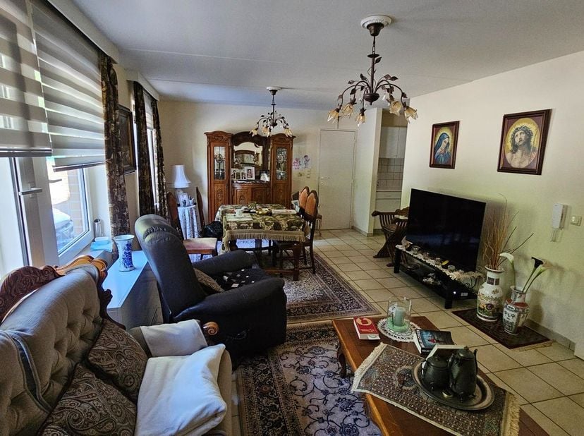 Appartement met 2 slaapkamers op het gelijkvloers.<br />
Appartement met 2 slaapkamers, centraal gelegen nabij het centrum van Genk. &amp;nbsp;<br />
<br