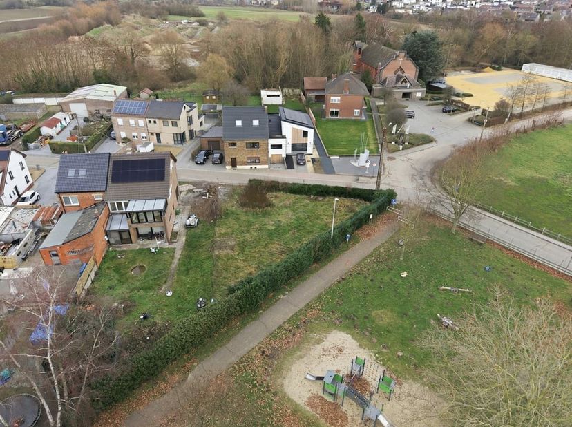 In het historische Tongeren vinden we langs de Henisstraat ter hoogte van nummer 134 deze bouwgrond geschikt voor open bebouwing terug.<br />
Het cent