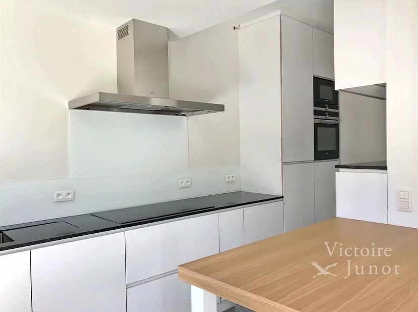 Bien présenté par Alexandra Dewitte Tel : 0473/84.61.61 ou alexandra.dewitte@victoire.be<br />
Victoire Junot vous propose : Uccle, quartier Cavell, à