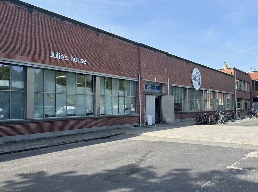 163m² kantoorruimte ingedeeld in 118m² kantoor met 45m² vergaderzaal<br />
Ligging: in voormalige textielfabriek aan de voorhaven in Gent, vlot bereik