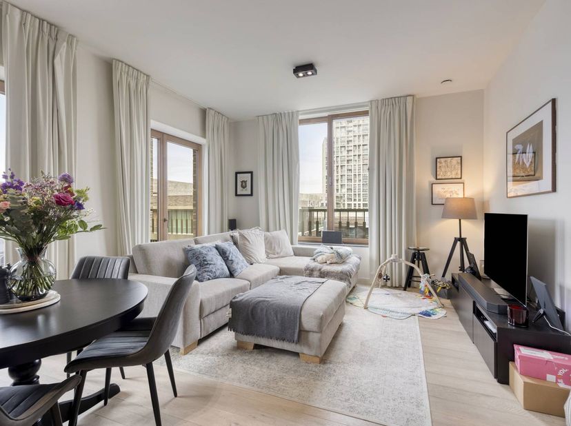 Dit ruime en moderne appartement van ca. 78 m² op de vierde verdieping, gelegen in het bruisende Nieuw Zuid te Antwerpen, biedt een comfortabele woone