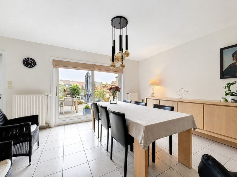 Cette maison bien entretenue et prête à emménager, construite en 2003, est située dans un quartier résidentiel agréable et calme.&amp;nbsp;&amp;nbsp;L'un de s